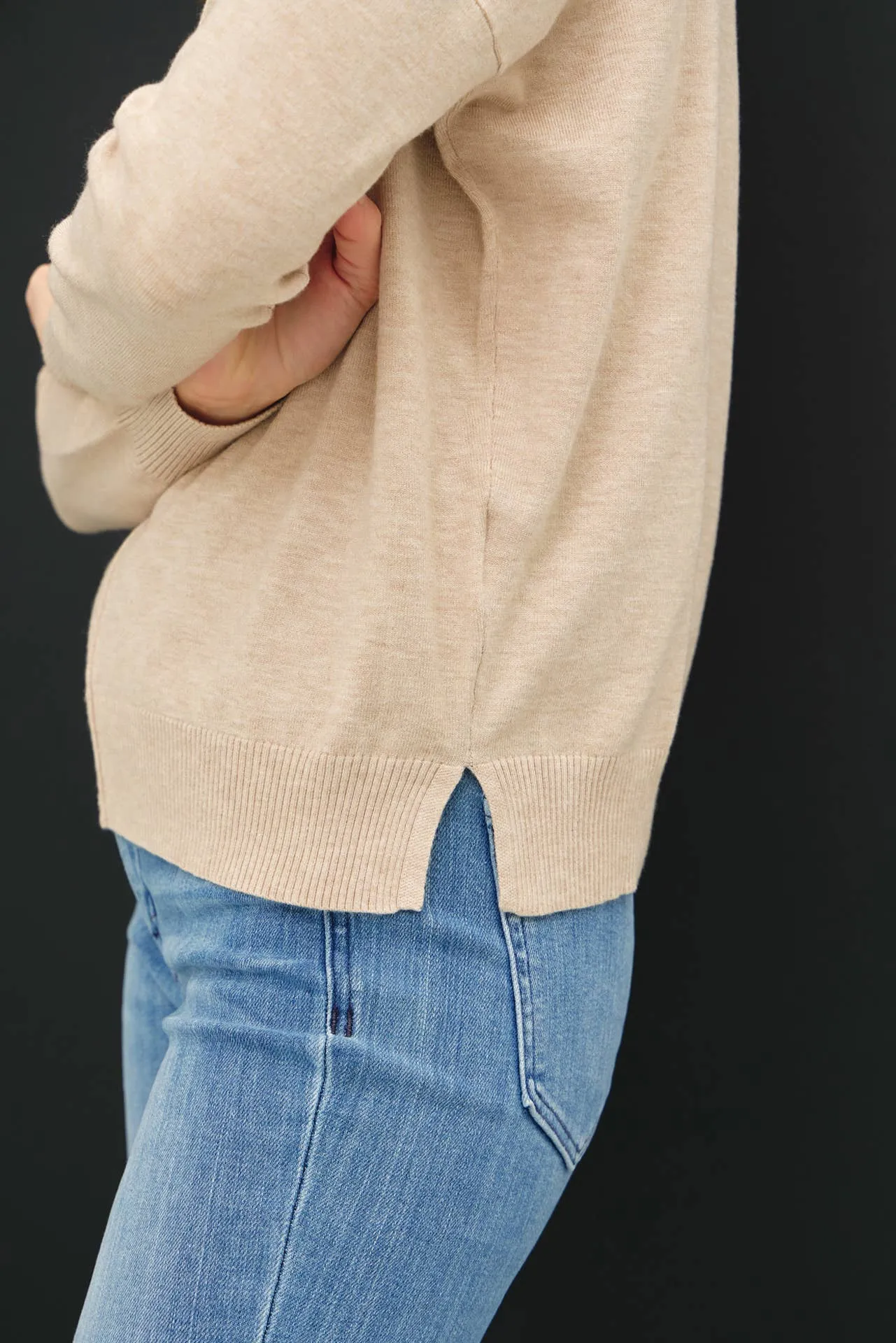 CENTER FRONT SEAM LONG SLEEVE SWEATER