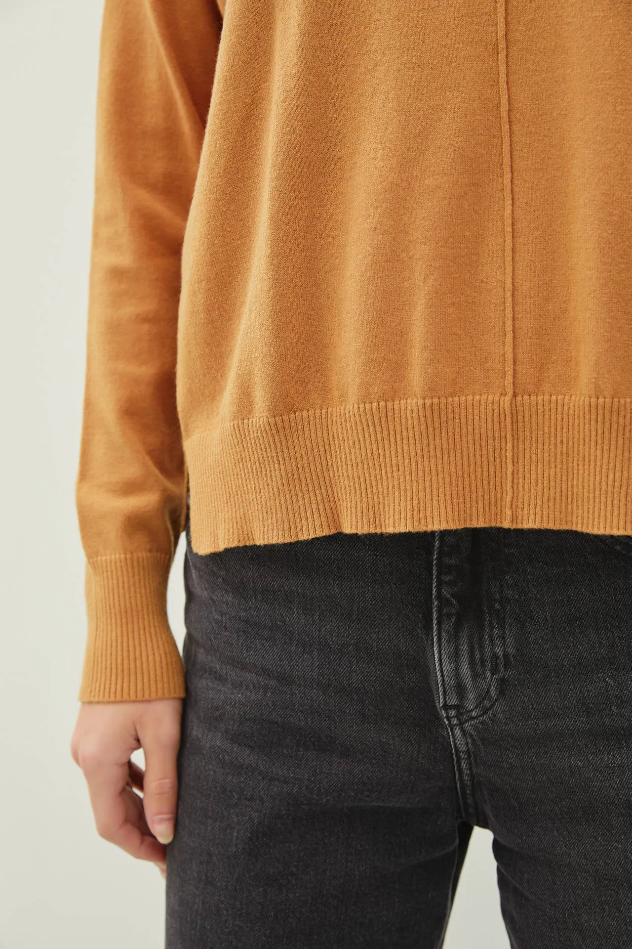 CENTER FRONT SEAM LONG SLEEVE SWEATER