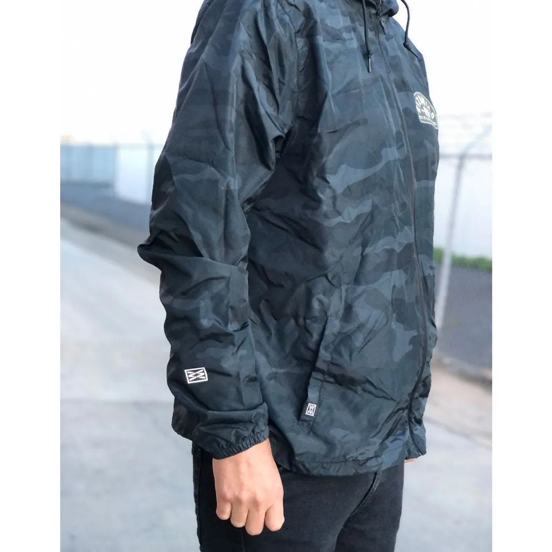 VAULT LIGHTWEIGHT WINDBREAKER JACKET IN BLACK CAMO